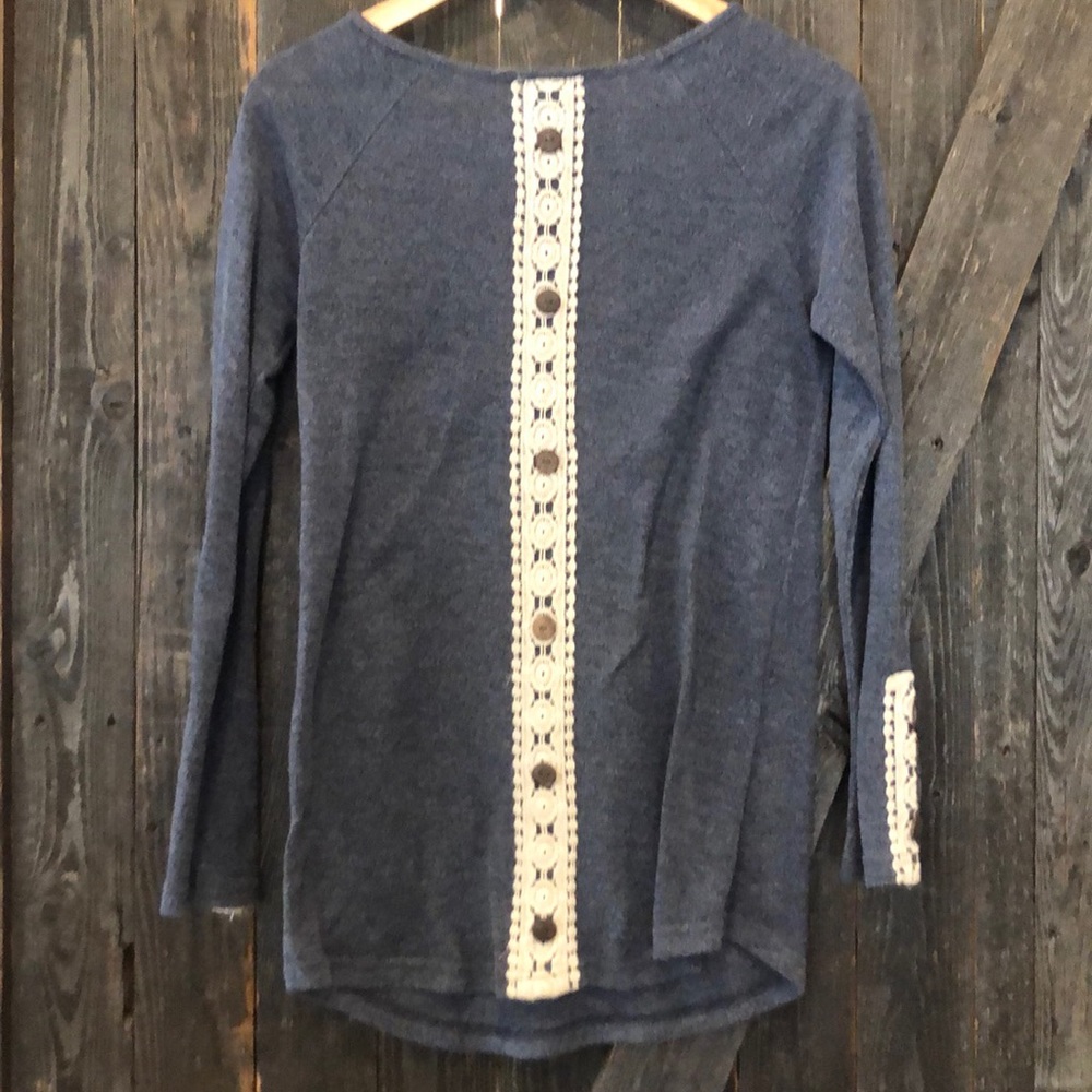 Very cute long sleeved shirt with detailing